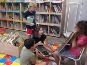 Bibliothèque Maternelle et Élémentaire · Biblioteca d'infantil i primària · Biblioteca de Infantil y Primaria · Primary School library